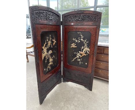 A 19TH CENTURY ORIENTAL TWO DIVISION DRAUGHT SCREENW ITH MOTHER OF PEARL INLAY AND IMAGES OF WILD BIRDS AND FAUNA 