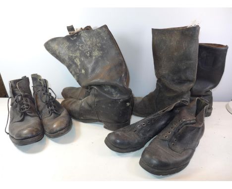 A PAIR OF WORLD WAR II BRITISH ARMY JACK BOOTS DATED 1943/4 , SIZE 11, FURTHER WEIGHTED BOOTS ETC 