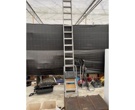 TWO KITCHEN STEPS AND A 28 RUNG EXTENDING ALLUMINIUM LADDER 