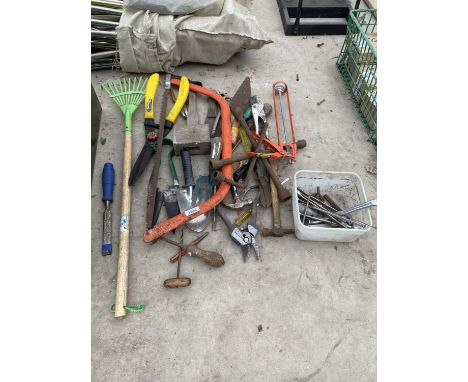 A LARGE ASSORTMENT OF HAND TOOLS TO INCLUDE BOW SAW, TIN SNIPS AND GARDEN SHEARS ETC 