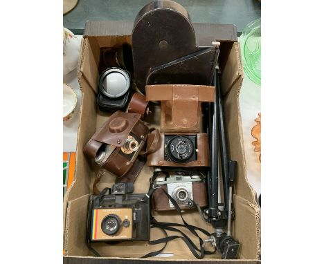 A COLLECTION OF VINTAGE CAMERAS TO INCLUDE AN 'THE ARTI-SIX LONDON', A 'PURMA PLUS', A KODAK PONY 135, A CAMERA TRIPOD ETC. 