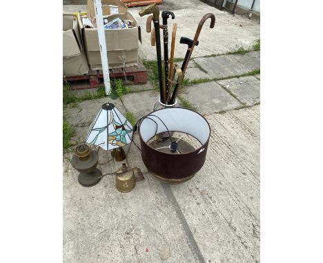 A CERAMIC STICK STAND AND STICKS, A TIFFANY STYLE TABLE LAMP, OIL LAMP, TABLE LAMP ETC 