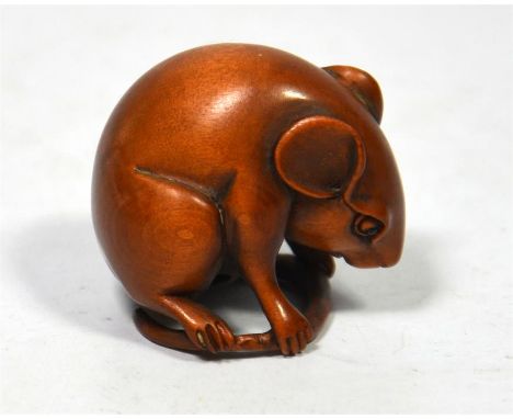 A Japanese boxwood netsuke of a mouse. Circa 20th century. Height 3.5cm.