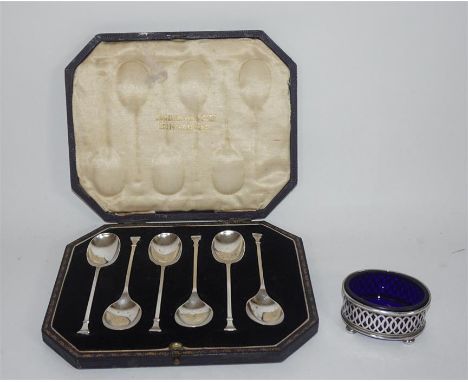 A boxed set of six silver teaspoons, by Cooper Bros, Sheffield 1923, retailed by Robinson & Co, Singapore. Length 11cm. Total