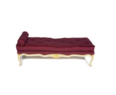 Banquette en bois peint blanc et doré. Style Louis XVDe forme rectangulaire à ceintures mouvementées sculptées de fleurettes 