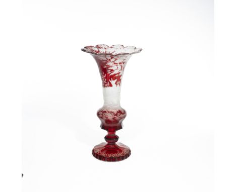 Grand vase cornet en cristal de Bohême rouge. Vers 1840-1860A décor de cerf dans un environnement boisé, bord ondulé et piedo