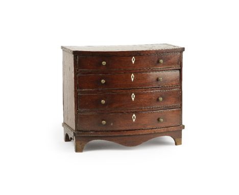 Commode de maîtrise en acajou et bois fruitier. Angleterre, XIXe siècleDe forme rectangulaire, la façade légèrement cintrée, 