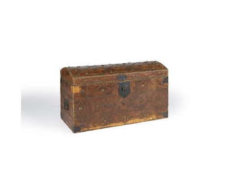 Coffre bombé de forme rectangulaire de la seconde partie du XIXe siècleEn bois entièrement gainé de cuir fauve clouté (manque
