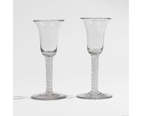 Paire de verres à jambe en verre spiralé. Milieu du XVIIIe siècle.H. 16.5 cmA pair of opaque twist wine glasses, circa 1765Wi