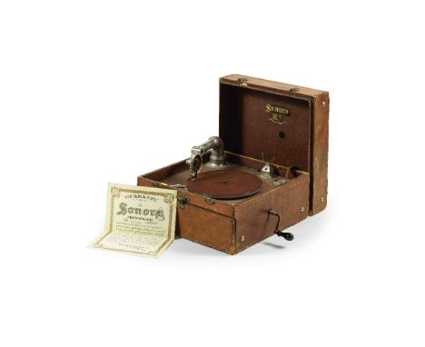 Phonographe portable SONORA. Vers 1900N°810017, pour 78 tours, dans un coffre gainé de cuir fauve de la maison innovation (se