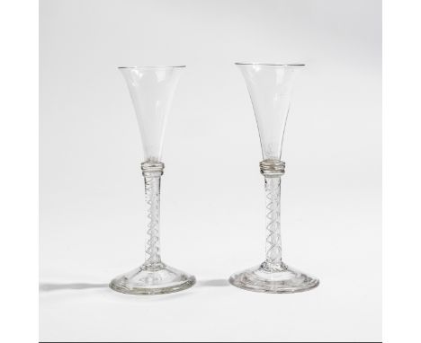 Paire de flûtes à champagne à jambe en verre spiralé. XVIIIe siècleH. 19 cmA pair of mixed twist wine or champagne flutes, la