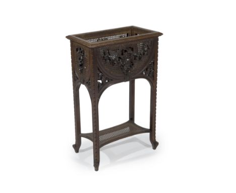 Jardinière de forme rectangulaire. Style Louis XVI vers 1880En bois naturel sculpté et ajouré de guirlandes de fleurs, pieds 