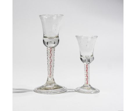 Deux verres à jambes en verre spiralé et filet rouge. Probablement France, vers 1765Two colour twist wine glasses, probably F