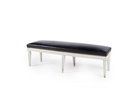 Banquette en bois peint en blanc. Style Louis XVIDe forme rectangulaire à décor de moulures et de rosaces sur les dés de racc