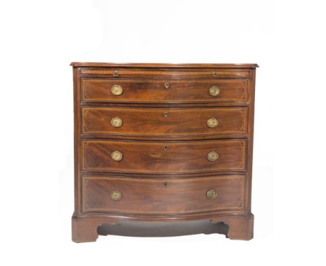 Commode en placage d'acajou marqueté de filets de bois de rose. Angleterre, époque George IIILa façade légèrement cintrée ouv