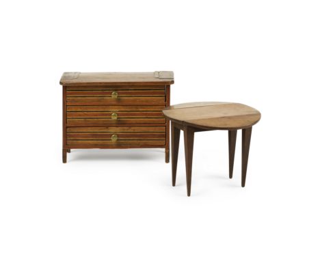 Commode de maîtrise et table à volets en bois fruitier. XIXe siècleLa commode de forme rectangulaire ouvrant à trois tiroirs 