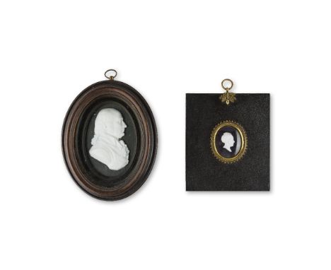 James Tassie (1735-1799) Portrait en buste de profil de Sir William Forbes, 1791Pâte de verre blancheH. 9 cmOn joint un autre