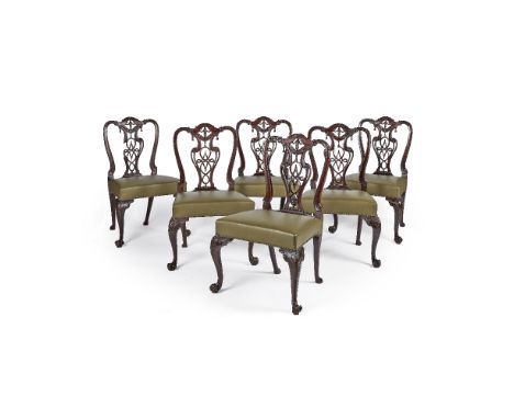 Suite de six chaises en acajou, dans le goût de Thomas Chippendale. Angleterre, époque George IIIA dossier mouvementé et ajou