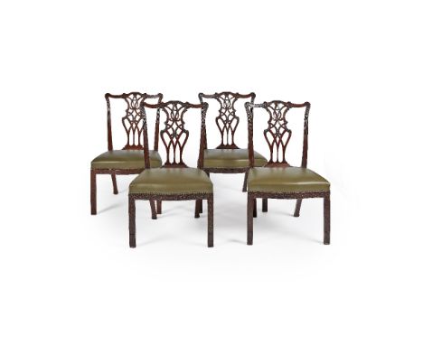Suite de quatre chaises en acajou dans le goût de Thomas Chippendale. Angleterre, époque George IIIA dossier plat ajouré à dé