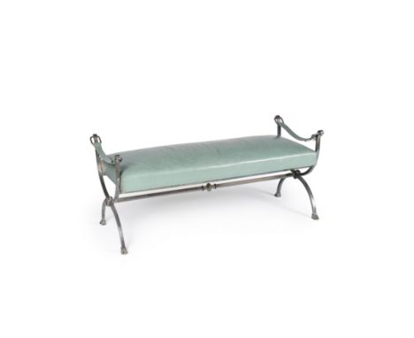 Gilbert POILLERAT (1902-1988) (attribué à). Banquette en métal chromé et cuir bleu. Vers 1960Piètement de style curule à rosa