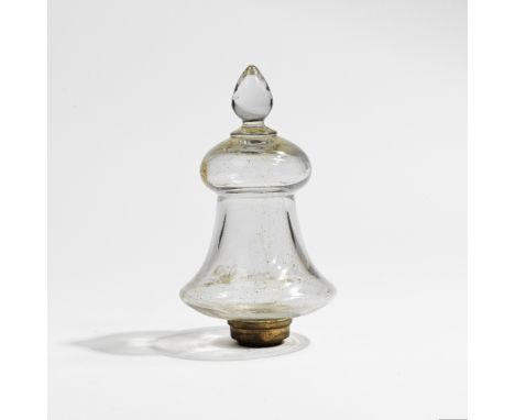 Pommeau d'escalier en verre translucide. Probablement France, XIXe siècleDe forme piriforme et base en laiton vissée.H. 21.5 