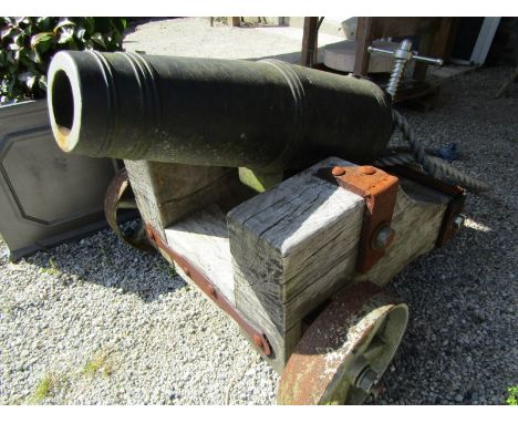 GARDEN CANNON, cast iron "Carronade" cannon with elevating screw on a heavy wood &amp; metal framed carriage 108cms length