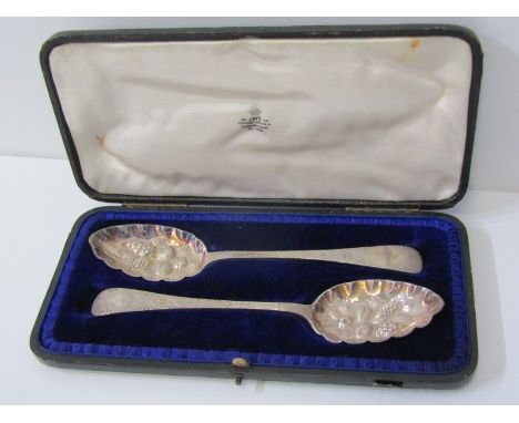 EDWARDIAN BERRY SPOONS, pair of silver berry spoons in fitted case, London HM 1901, 129 grams 