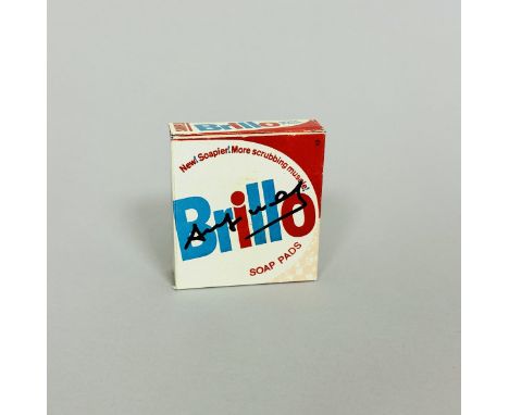 Andy WARHOL (1928-1987), Attribué à.   Brillo Soaps Pads. Boîte en carton. Signé au feutre sur le dessus. Cachet de la signat