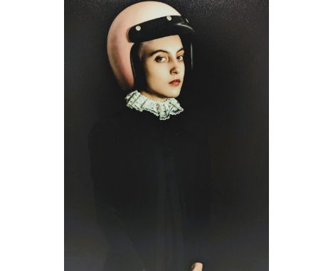 Romina RESSIA (Née en 1981) Pink helmet. Tirage photographique au gélatino-bromure d'argent Imprimé par Labo Zeinberg (France