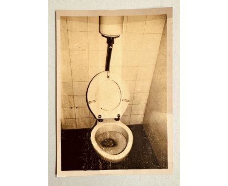 Andy WARHOL (1928-1987), Attribué à. Les toilettes de la Factory. Photographie en noir et blanc. Cachet Andy Warhol Collectio