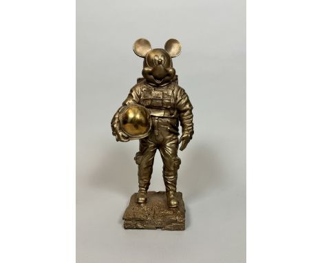 Hannes D'HAESE (Né en 1965) Mickey in space Sculpture en bronze doré. Signé et numéroté E.A 1/4 sur la base Hauteur : 38 cm. 