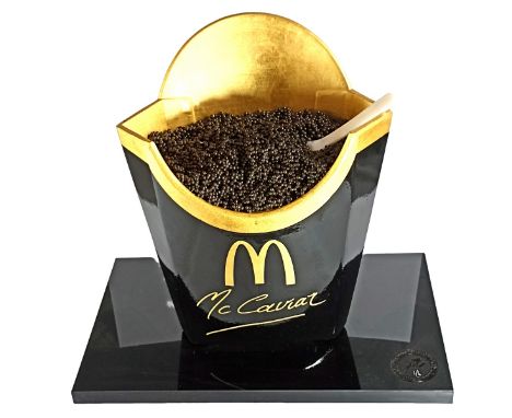 XTC (Né en 1978)  MC CAVIAR. Grand cornet de Mc Caviar en résine et OR 24K et sa cuillère en nacre. Pièce unique, numéroté EA