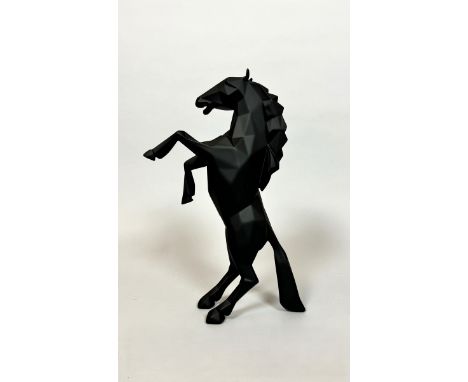 Richard ORLINSKI (Né en 1966) Cheval Sculpture à facettes en polyrésine noire mat. Signé et numéroté 44/50, sur une édition d