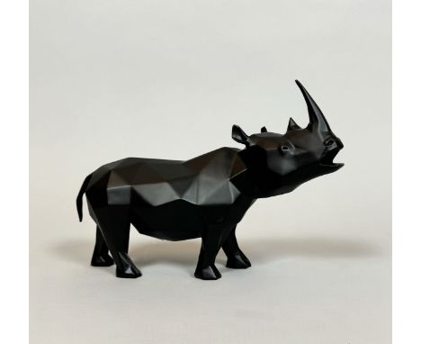 Richard ORLINSKI (Né en 1966) Rhinocéros. Sculpture à facettes en polyrésine noire mat. Signé et numéroté 99/100, sur une édi