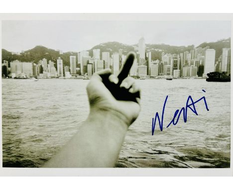 Ai WEIWEI (Né en 1957) The finger. Photographie numérique en couleur sur papier Canon. Signée au feutre bleu en bas à droite 