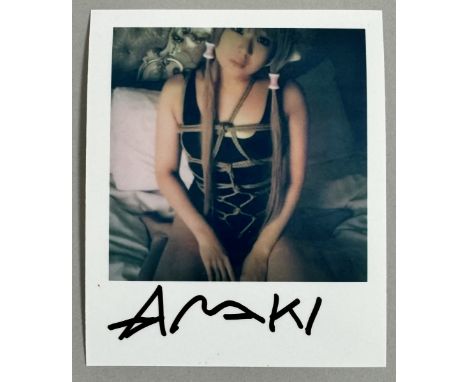 Nobuyoshi ARAKI (Né en 1940), Attribué à. Sans titre.  Polaroid, signé à la main au marqueur. 10,8 x 8,9 cm.  Image size : 3.