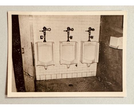 Andy WARHOL (1928-1987), Attribué à. Les toilettes de la Factory. Photographie en noir et blanc. Cachet Andy Warhol Collectio