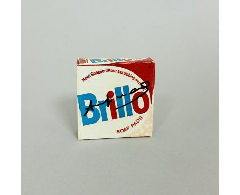 Andy WARHOL (1928-1987), Attribué à.  Brillo Soaps Pads. Boîte en carton. Signé au feutre sur le dessus. Cachet de la signatu