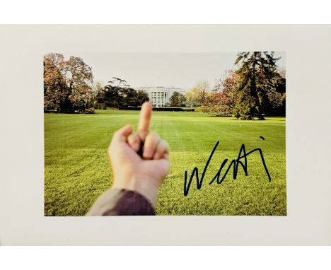 Ai WEIWEI (Né en 1957) The finger. Photographie numérique en couleur sur papier Canon. Signée au feutre bleu en bas à droite 