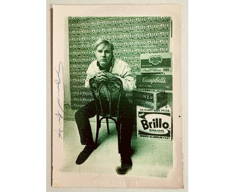 Andy WARHOL (1928-1987), Attribué à. Photographie en noir et blanc représentant Andy Warhol assis à côté de cartons de Brillo