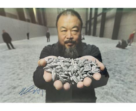 Ai WEIWEI (Né en 1957) Portait de l’artiste. Photographie numérique en couleur sur papier Canon. Signée au feutre bleu en bas