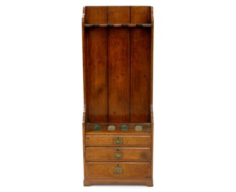 A VICTORIAN MAHOGANY GUN RACK WITH KEY, EARLY 20TH C