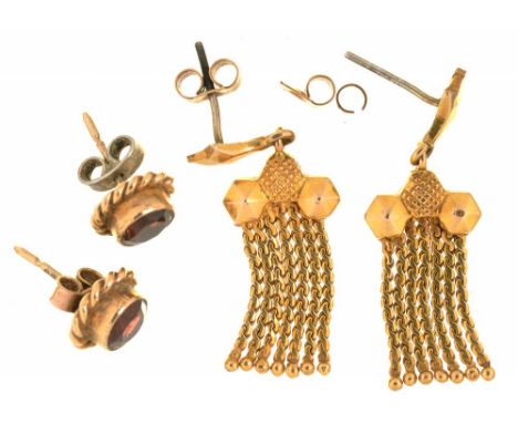 A PAIR OF GARNET STUD EARRINGS IN 9CT GOLD AND ANOTHER PAIR OF GOLD EARRINGS, 7G++LIGHT WEAR CONSISTENT WITH AGE 