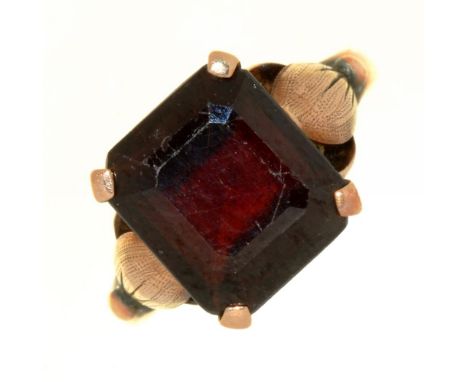 AN ART NOUVEAU PASTE SET RING IN GOLD MARKED 14K, 3G, SIZE N++WEAR CONSISTENT WITH AGE 