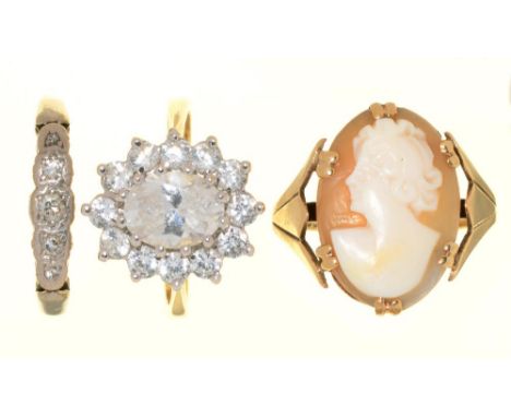 A FIVE STONE DIAMOND RING IN GOLD, UNMARKED, 2G, A CAMEO RING IN GOLD MARKED 9CT AND A GEM SET RING IN 9CT GOLD, 5.5G, SIZE K