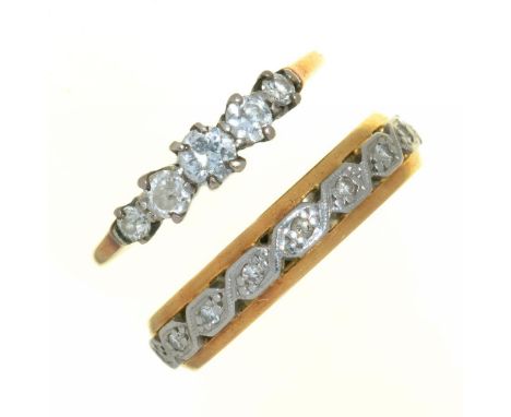 A FIVE STONE DIAMOND RING IN GOLD MARKED 18, AND A DIAMOND BAND RING IN GOLD MARKED 18CT AND PL, 4.5G, SIZE J - K++LIGHT WEAR