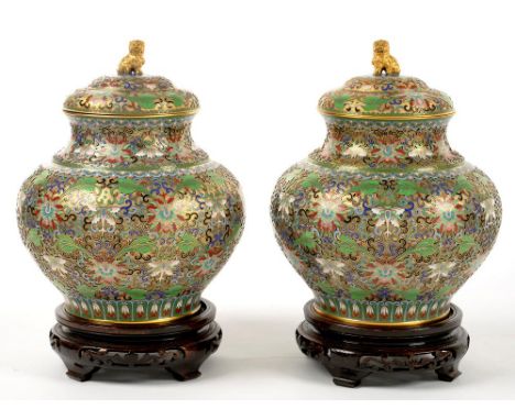 A PAIR OF CHINESE CLOISONNÈ ENAMEL JARS AND COVERS, WITH DOG OF FO FINIAL, 27CM H, 20TH C, WOOD STANDS