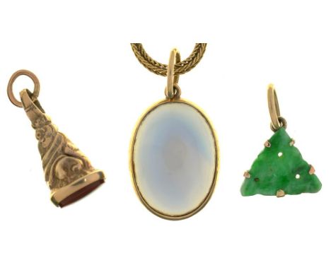A BLUE CHALCEDONY PENDANT IN GOLD, ON GOLD CHAIN MARKED 375, A CARVED JADE PENDANT IN GOLD, UNMARKED AND A CORNELIAN FOB SEAL