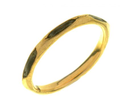 A VICTORIAN GOLD AND HAIR-INSET MOURNING RING, UNMARKED, 0.5G, SIZE K++SOLDER REPAIR