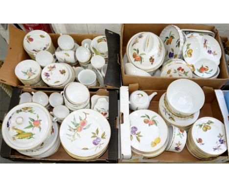AN EXTENSIVE COLLECTION OF ROYAL WORCESTER EVESHAM TABLE WARE 